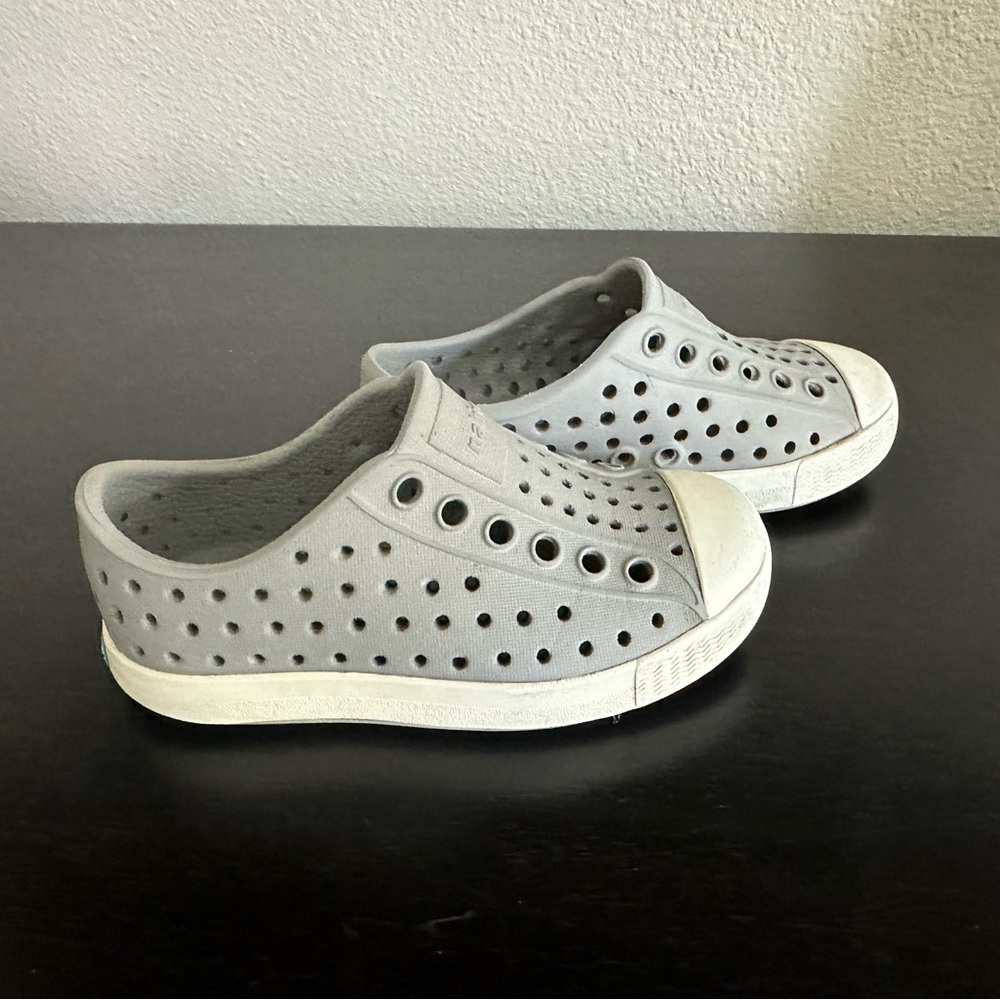 Native Jefferson Slip-On Sneaker - Toddler Size 6, Pigeon Grey/Shell White